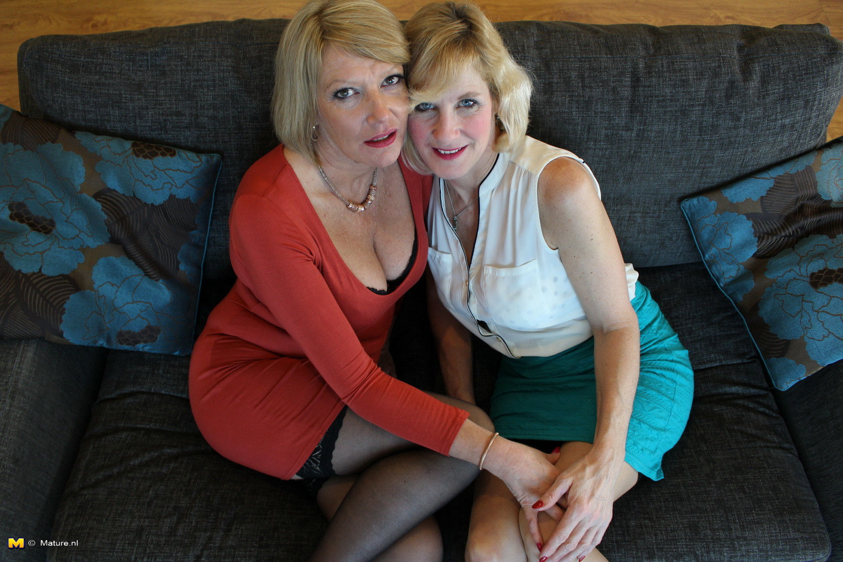 Due casalinghe britanniche diventano lesbiche sul divano
 #67184295