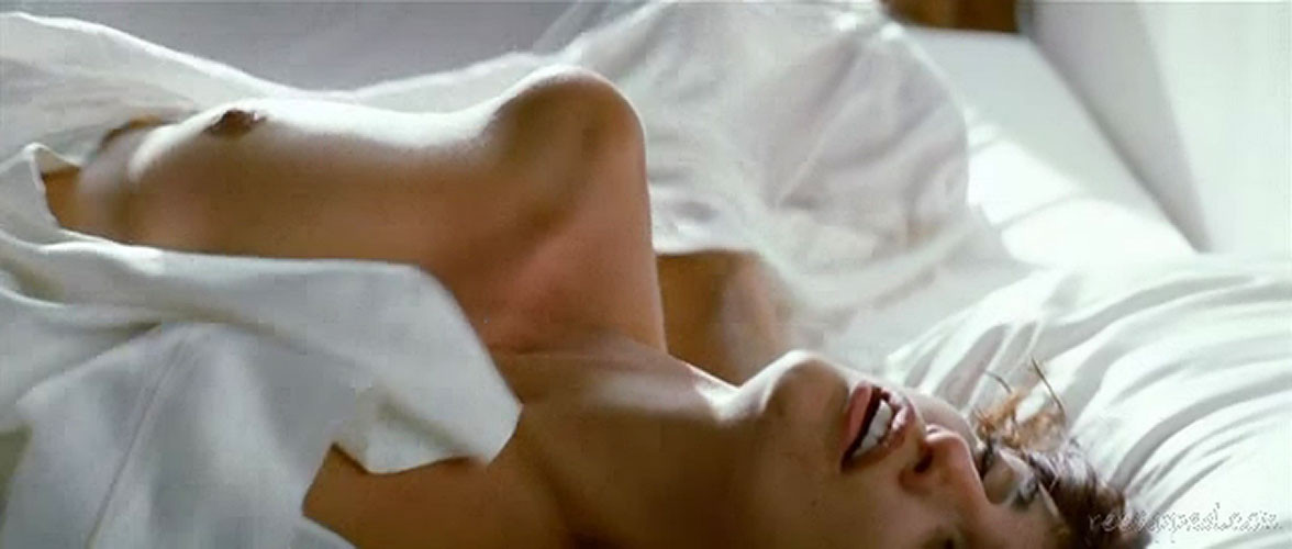 ペネロペ・クルス、ヌード映画で巨乳を露出してヌードポーズ
 #75381280