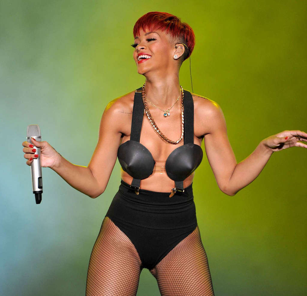 Rihanna exponiendo su cuerpo sexy y su culo caliente en el escenario
 #75346327