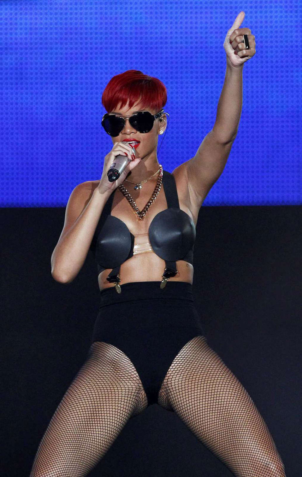 Rihanna exposant son putain de corps sexy et son cul chaud sur scène
 #75346343