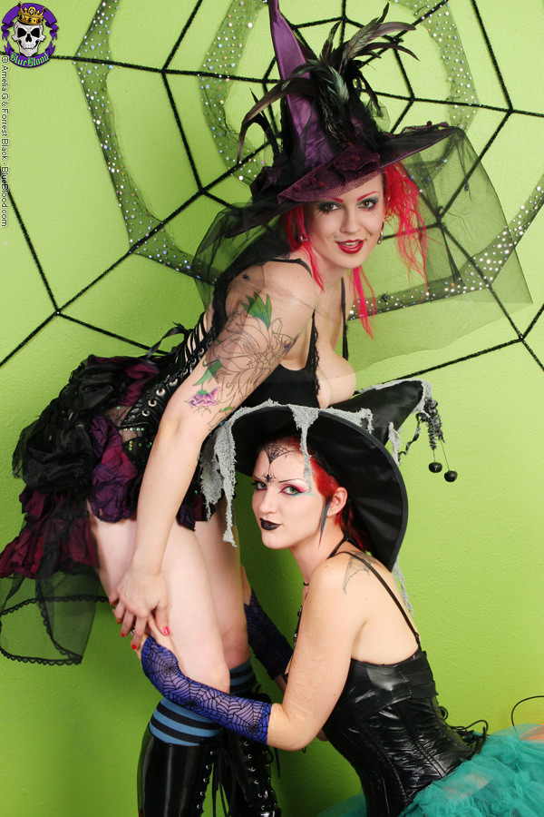 Deux sorcières perverses donnant des fessées d'Halloween
 #67164857