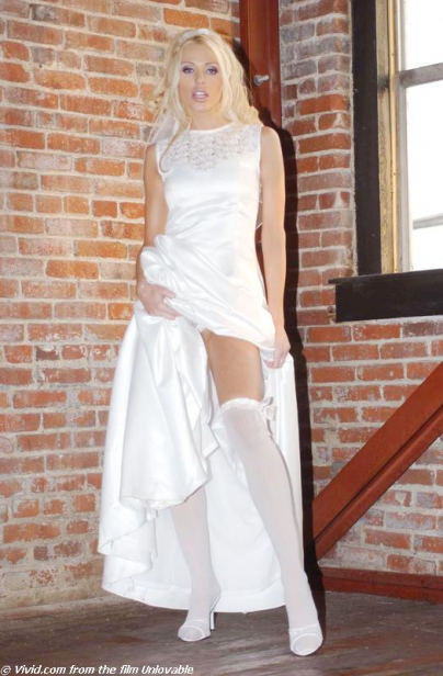 Tawny Roberts se déshabille de sa robe de mariée
 #74083750
