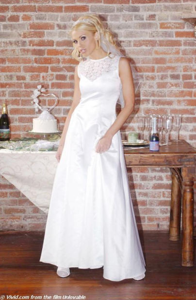 Tawny roberts streift ihr Hochzeitskleid ab
 #74083837