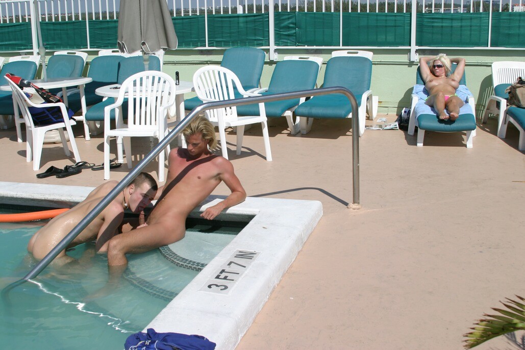 Hübsche Jungs haben dampfenden schwulen Sex in einem abgelegenen tropischen Resort
 #76981257
