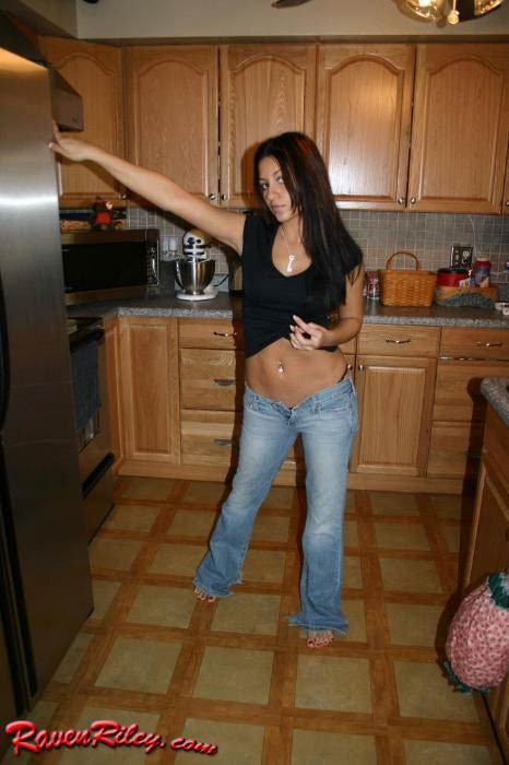 Chica caliente quitándose los jeans para burlarse
 #74989549