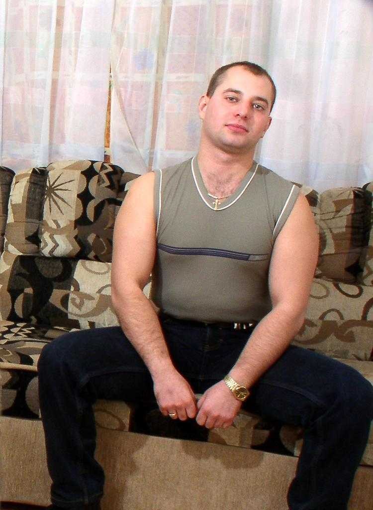 Geiler nackter schwuler Bär genießt das Necken und Posieren auf einem Sofa
 #76978870