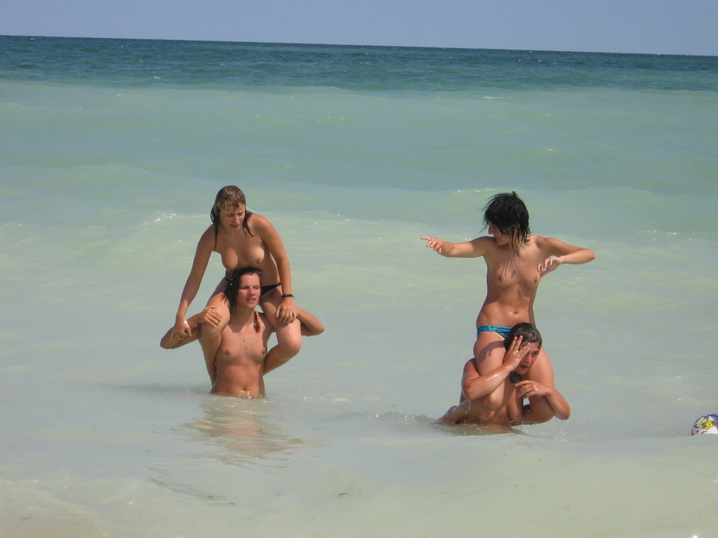 La spiaggia nudista tira fuori il meglio da due ragazze sexy
 #72247810