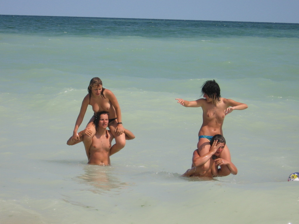 Une plage nudiste fait ressortir le meilleur de deux filles sexy.
 #72247810