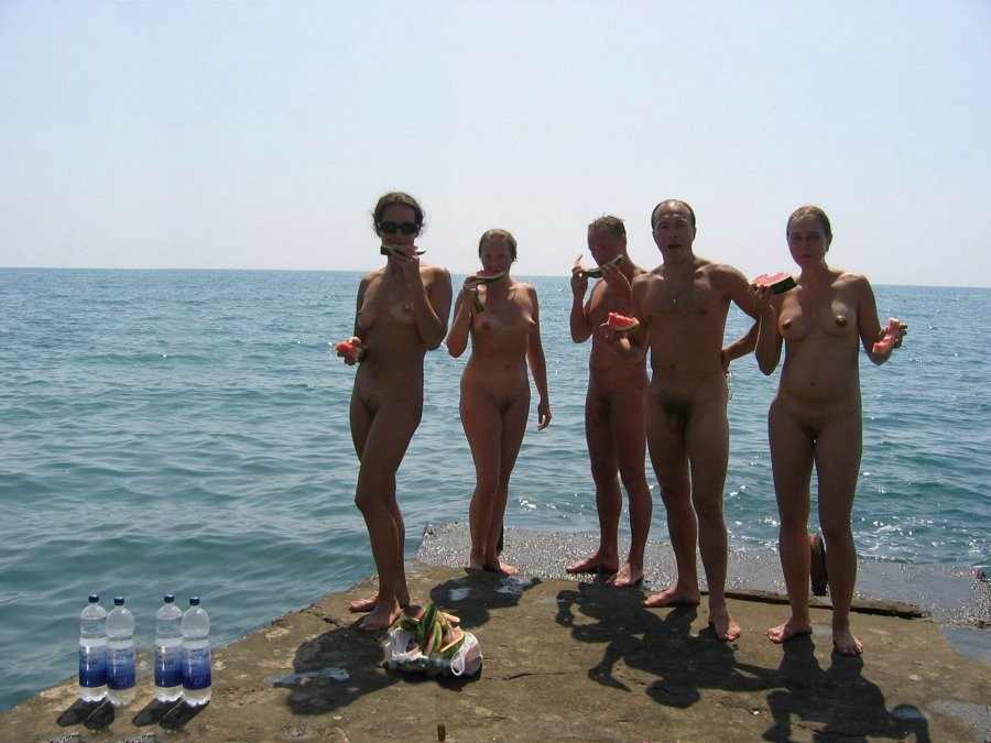 Une plage nudiste fait ressortir le meilleur de deux filles sexy.
 #72247881