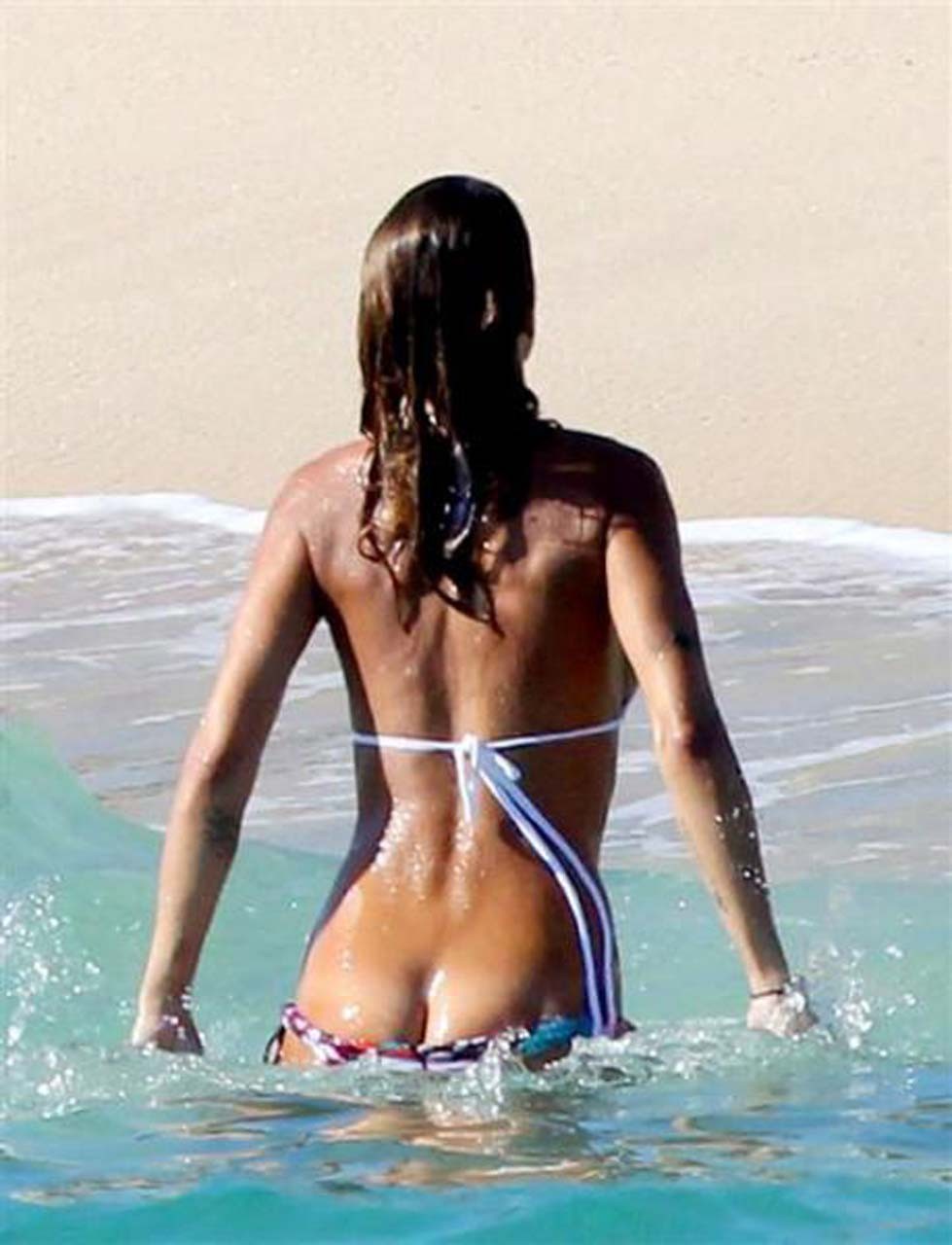 Elisabetta canalis zeigt ihren Hintern in einer Oops-Situation mit ihrem Bikini
 #75322708