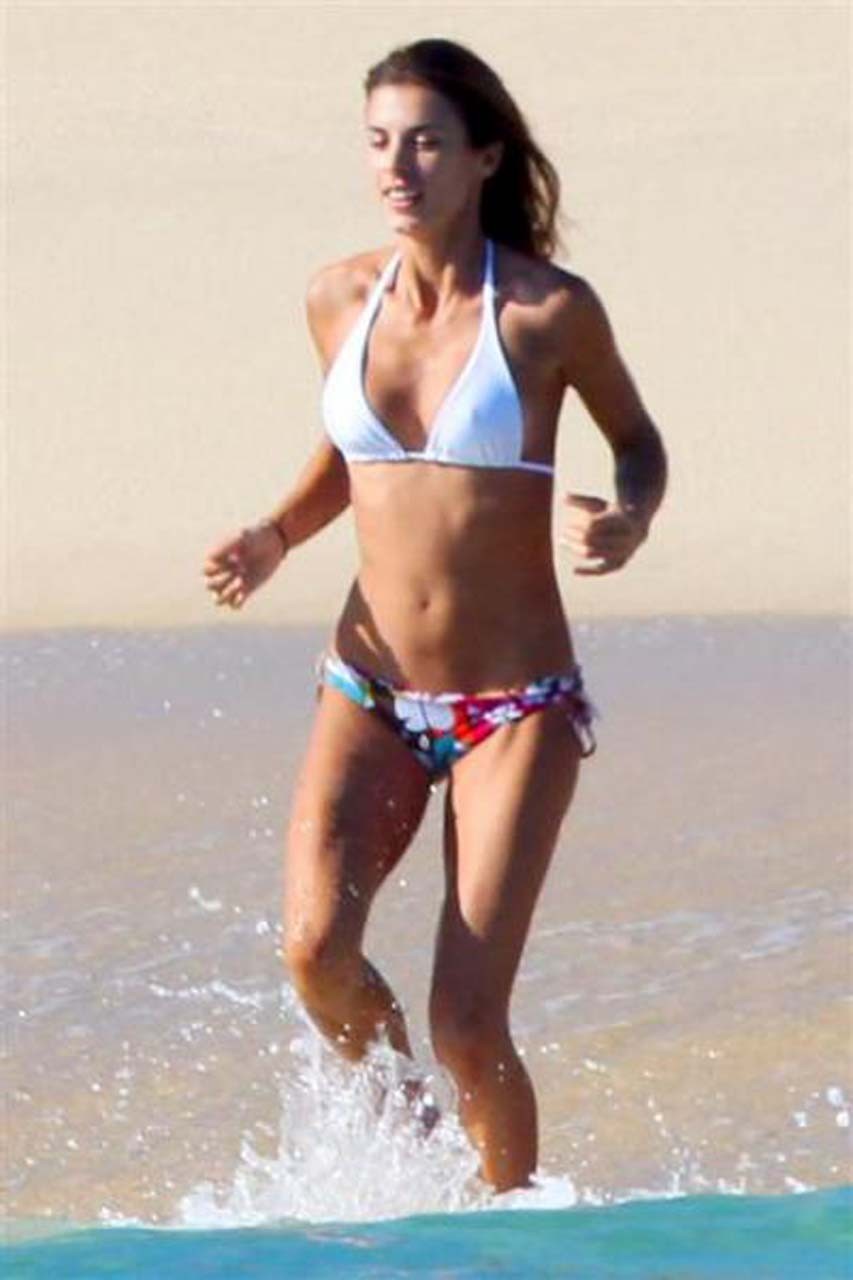 Elisabetta canalis montre ses fesses en bikini dans une situation d'échec
 #75322711