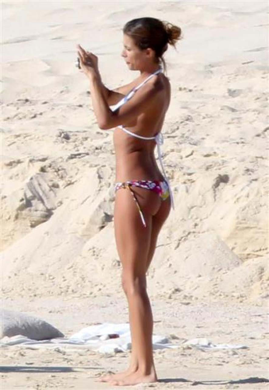 Elisabetta canalis montre ses fesses en bikini dans une situation d'échec
 #75322718