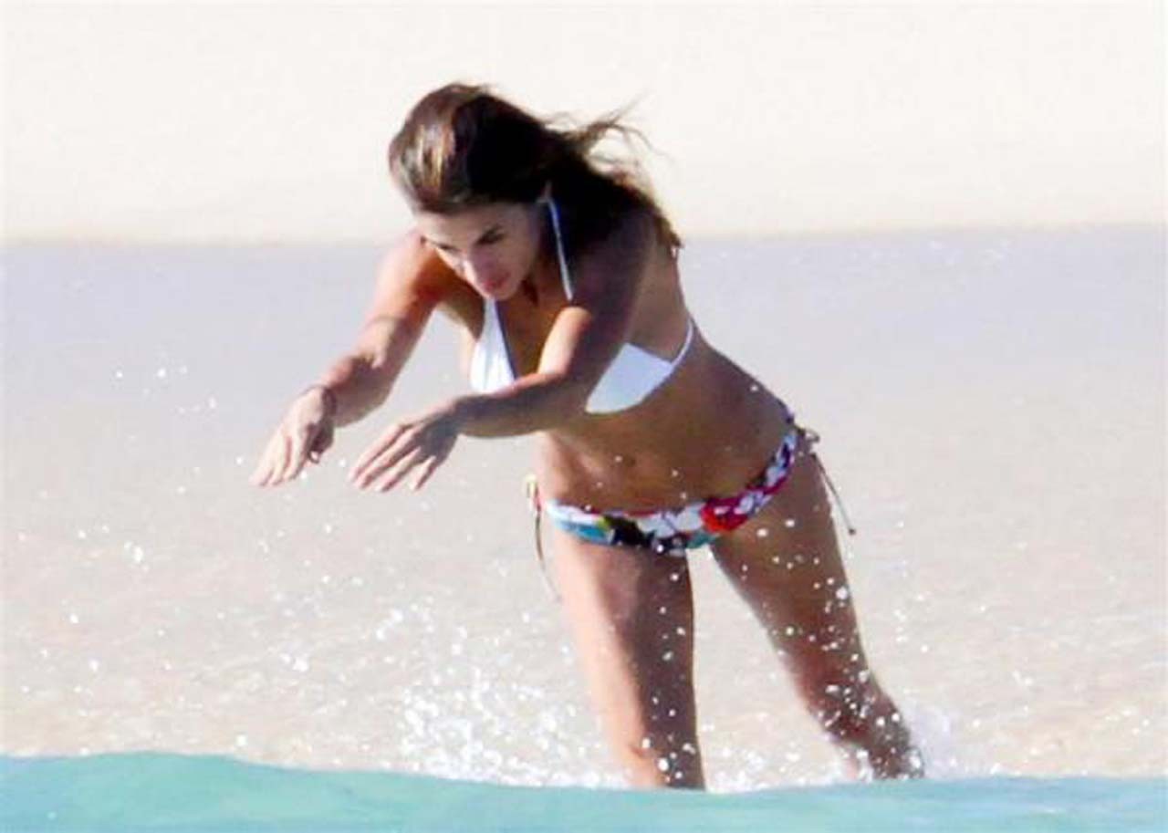 Elisabetta canalis montre ses fesses en bikini dans une situation d'échec
 #75322734