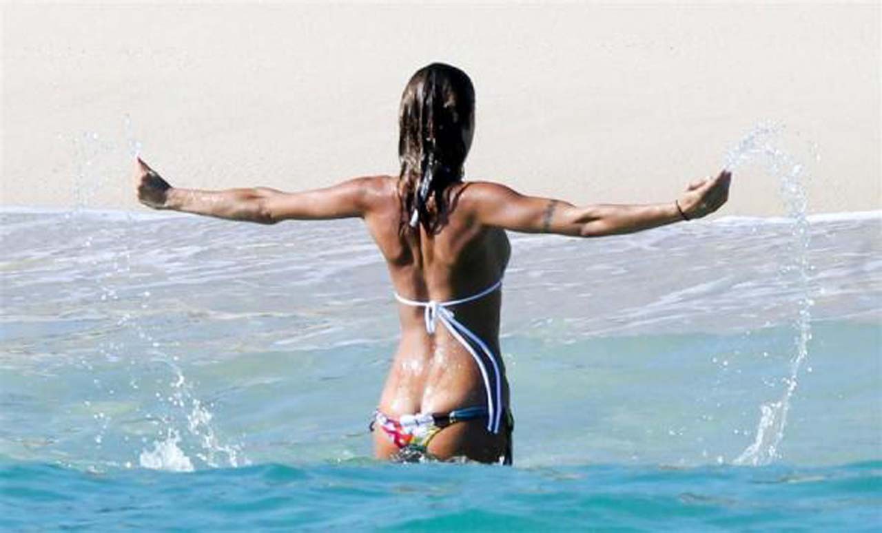 Elisabetta Canalis showing her ass in oops situation with her bikini #75322739