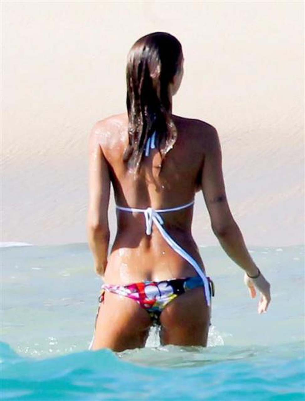 Elisabetta canalis montre ses fesses en bikini dans une situation d'échec
 #75322754