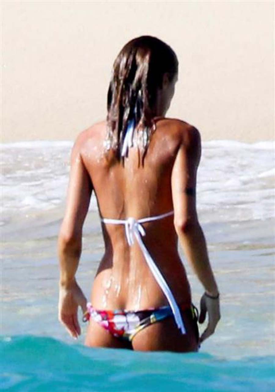 Elisabetta canalis zeigt ihren Hintern in einer Oops-Situation mit ihrem Bikini
 #75322757