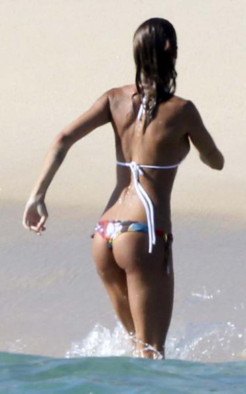 Elisabetta canalis montre ses fesses en bikini dans une situation d'échec
 #75322777