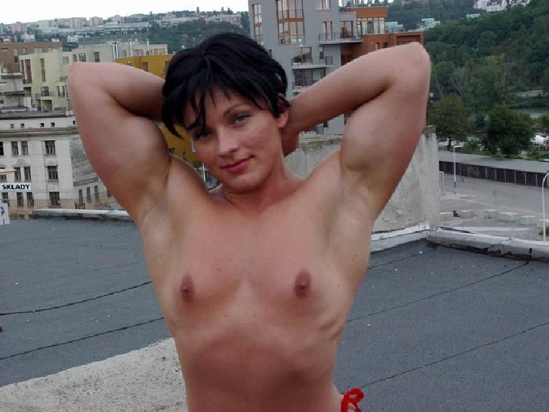 Sexy bodybuilder donna con muscoli enormi
 #70988787