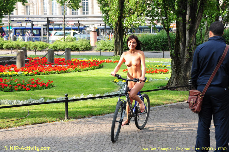 裸で自転車に乗る少女
 #70778393