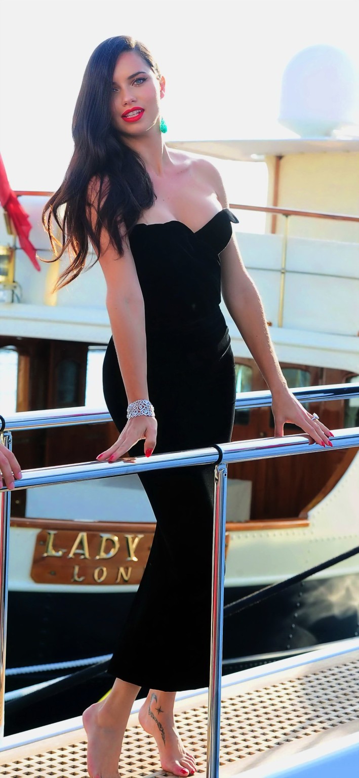Adriana lima vollbusig in schwarzem trägerlosen Kleid beim Boarding auf einer Yacht in cannes
 #75163556