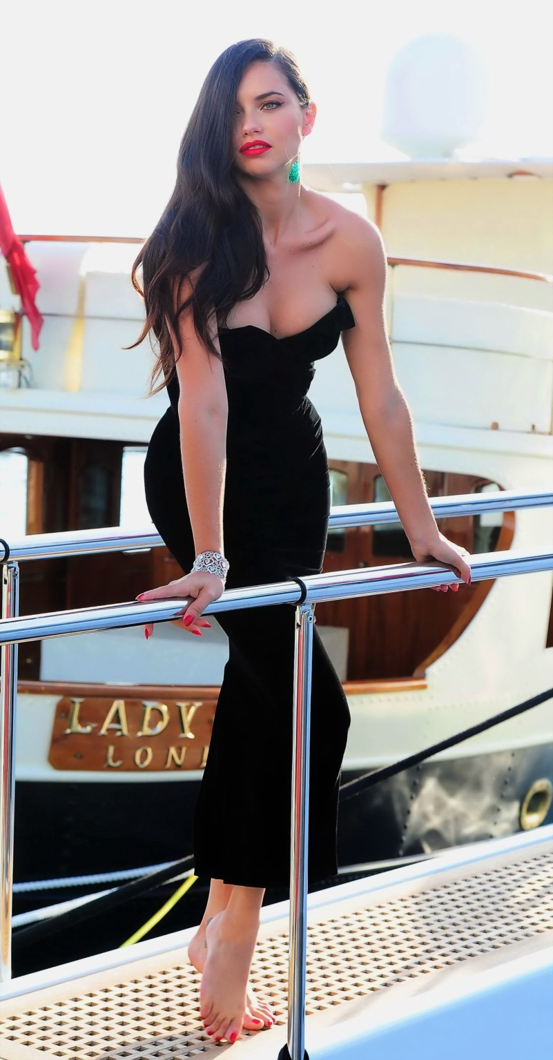 Adriana lima en buste dans une robe noire sans bretelles embarquant sur un yacht à cannes
 #75163568