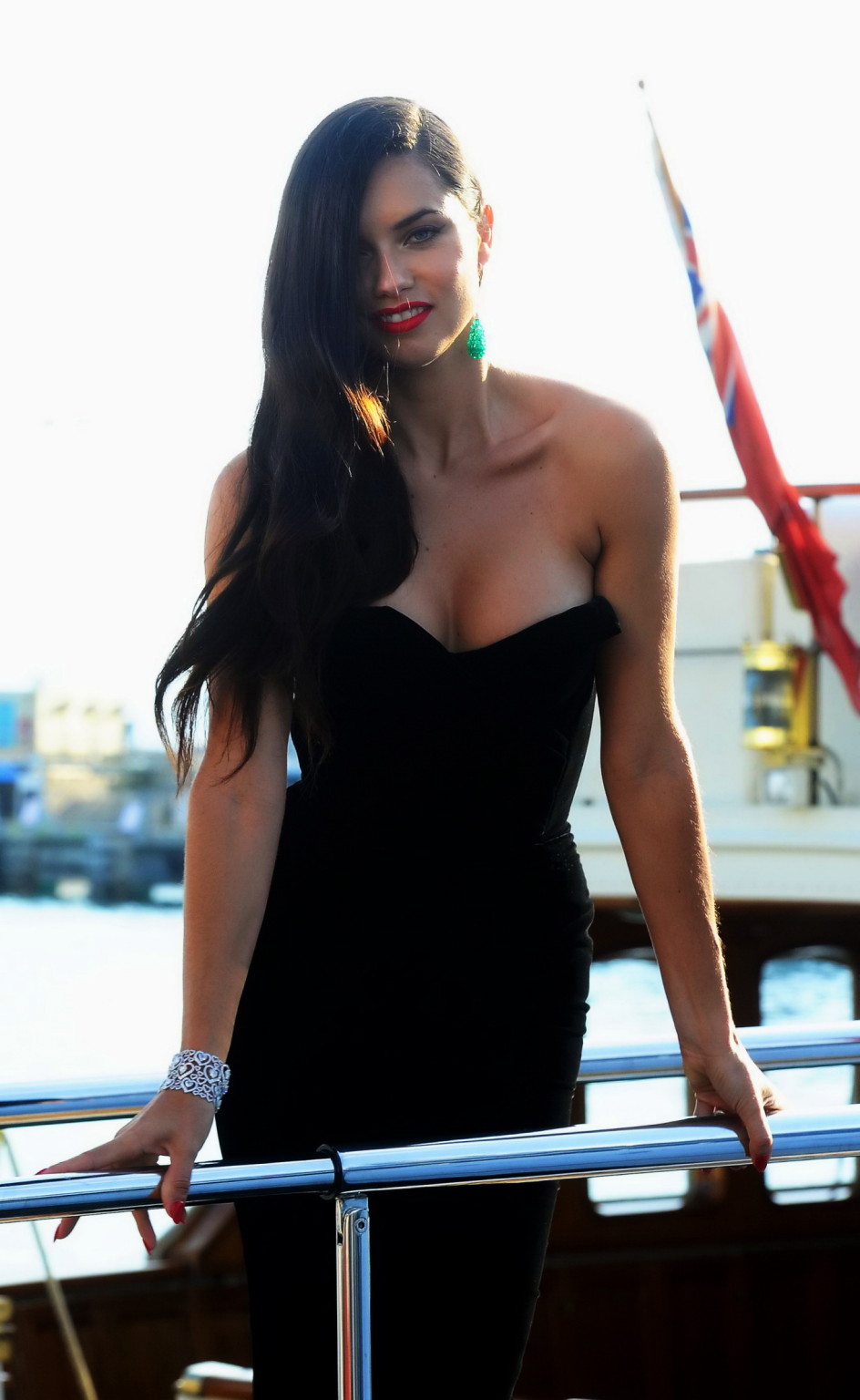 Adriana lima vollbusig in schwarzem trägerlosen Kleid beim Boarding auf einer Yacht in cannes
 #75163571