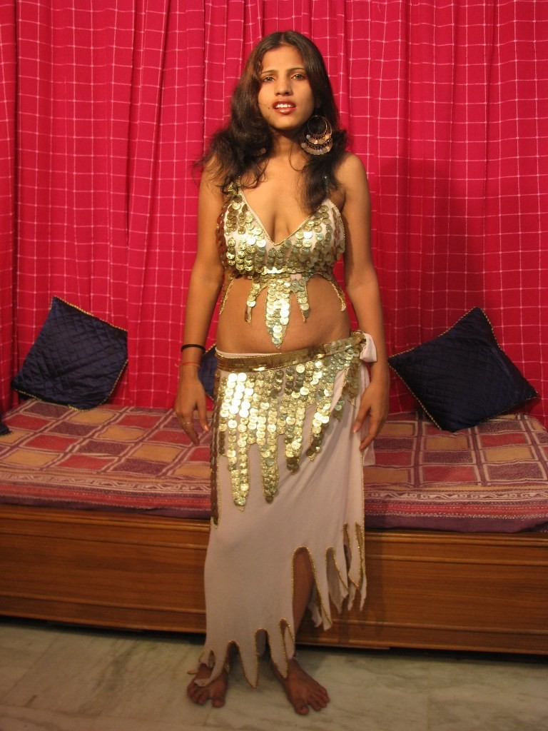 Sexy desi Mädchen spreizt ihre Beine zu zeigen, Ihre rasierte indische Muschi
 #69925790