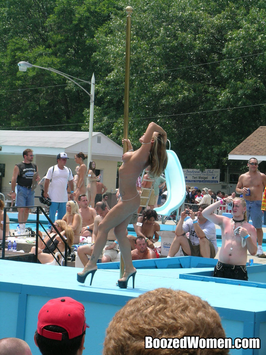 Mujeres borrachas y desnudas en una competición al aire libre #78912632