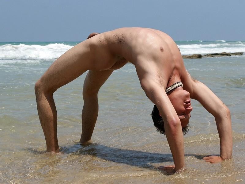 Grande dea nuda del seno posa su una spiaggia nuda
 #72256036