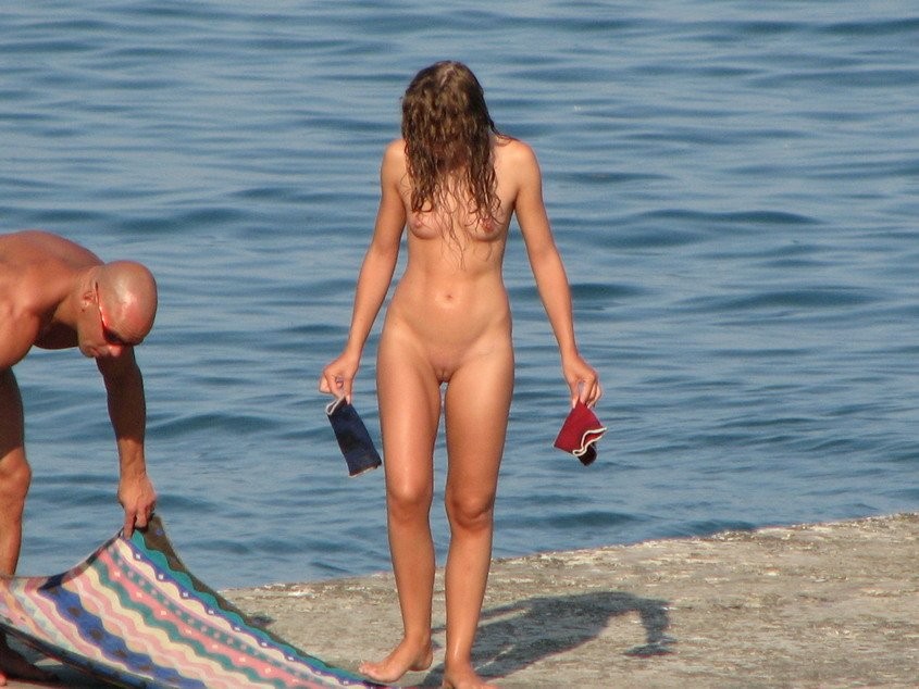 Déesse nue aux gros seins posant sur une plage nue
 #72256070