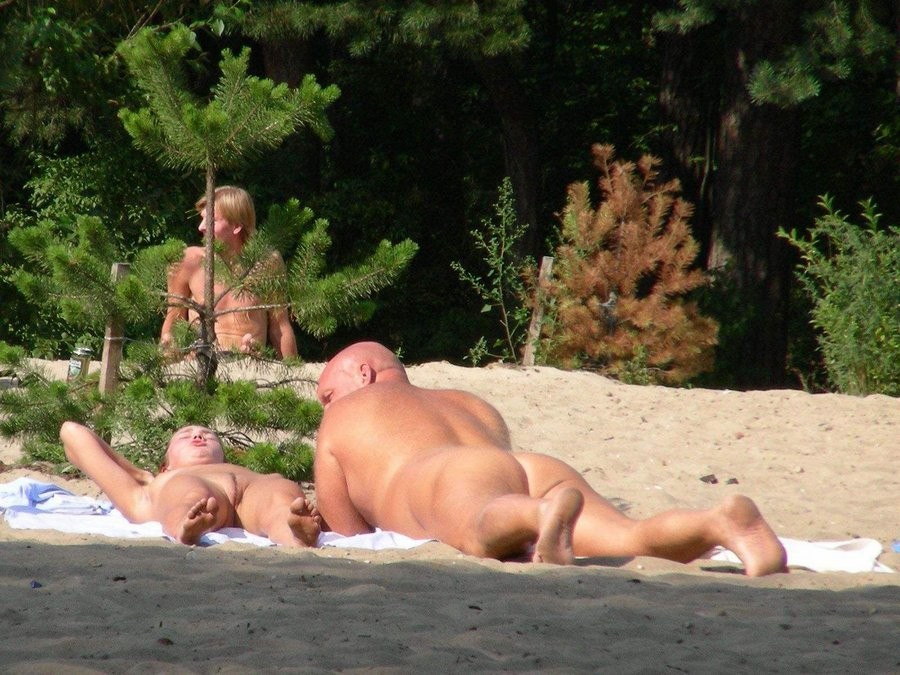 Déesse nue aux gros seins posant sur une plage nue
 #72256118