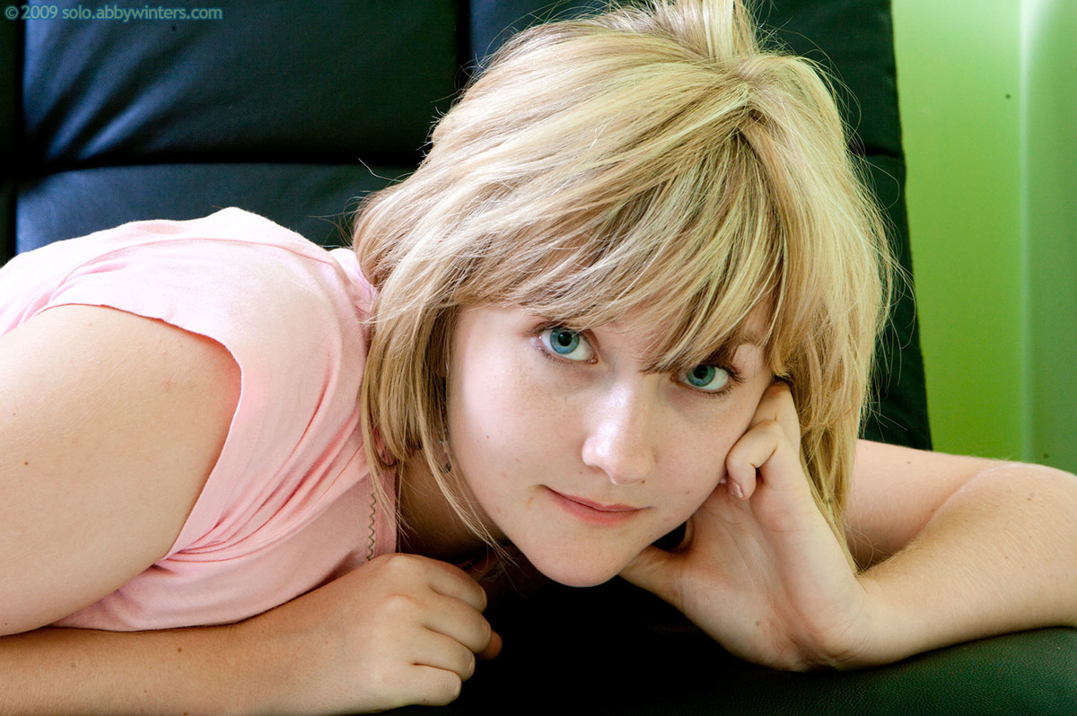Süße kecke blonde Amateurin Anna zeigt ihre unrasierte haarige Muschi
 #67929334