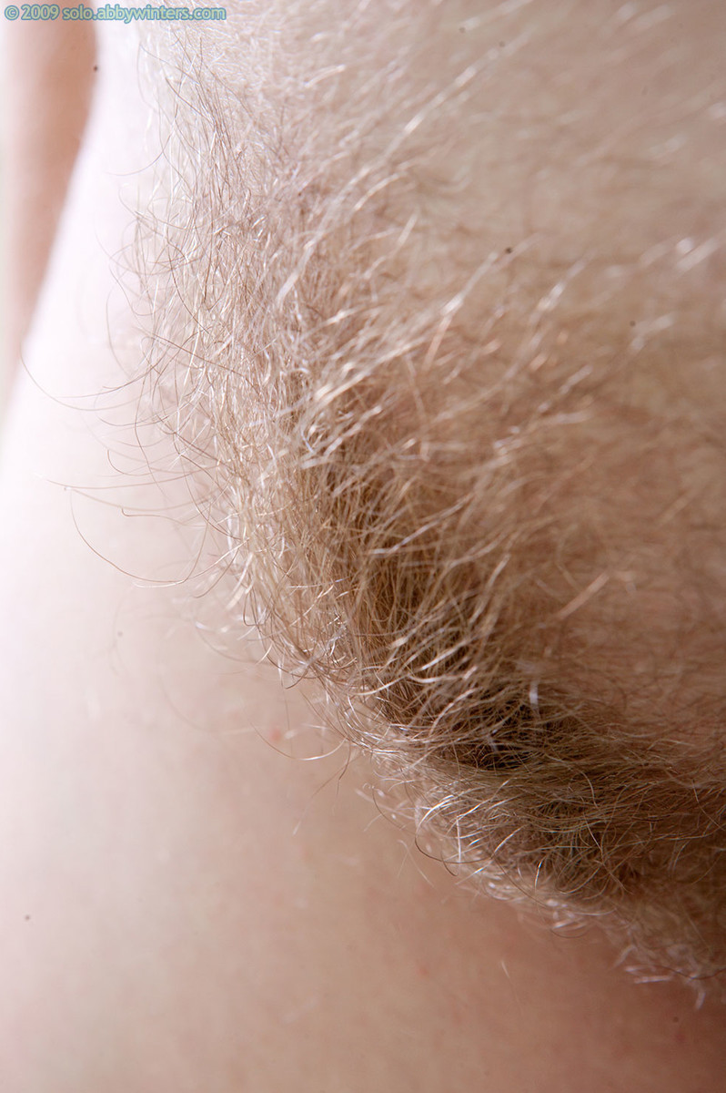 Linda rubia amateur mostrando su coño peludo sin afeitar
 #67929346