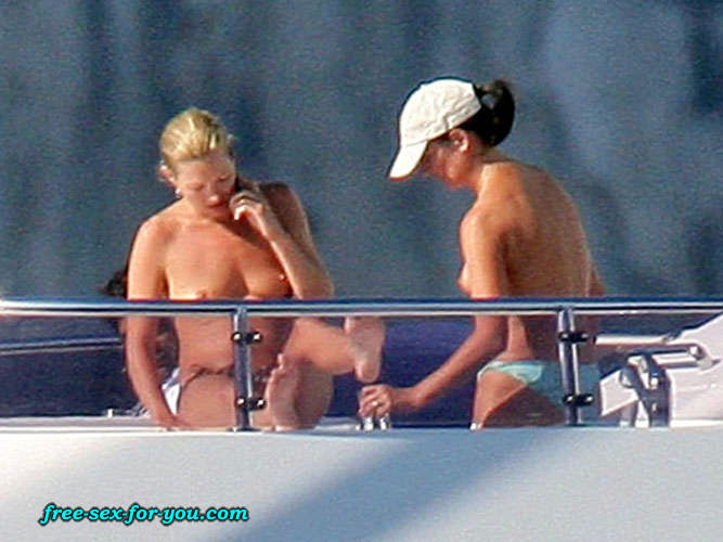 Kate moss mostrando su coño peludo y sus bonitas tetas a los paparazzi
 #75429543