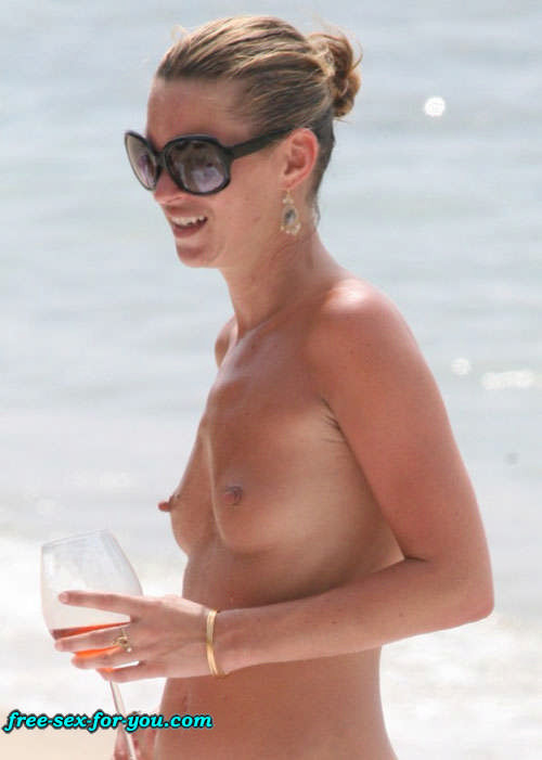 Kate Moss montrant sa chatte poilue et ses beaux seins aux paparazzi
 #75429604