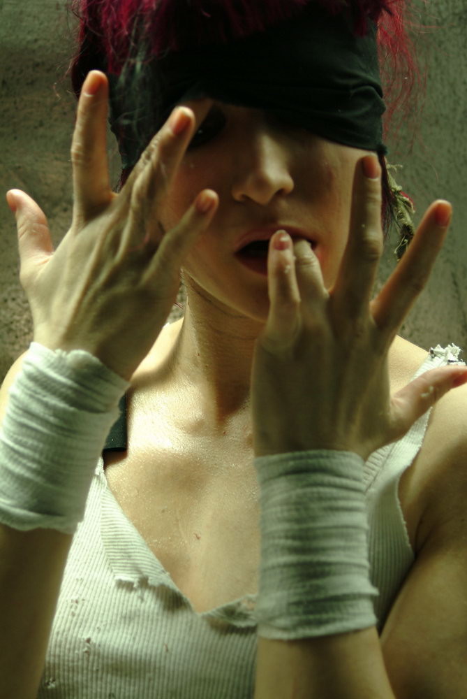 Gótico erótico modelo fetiche toxxxy con los ojos vendados
 #73260684