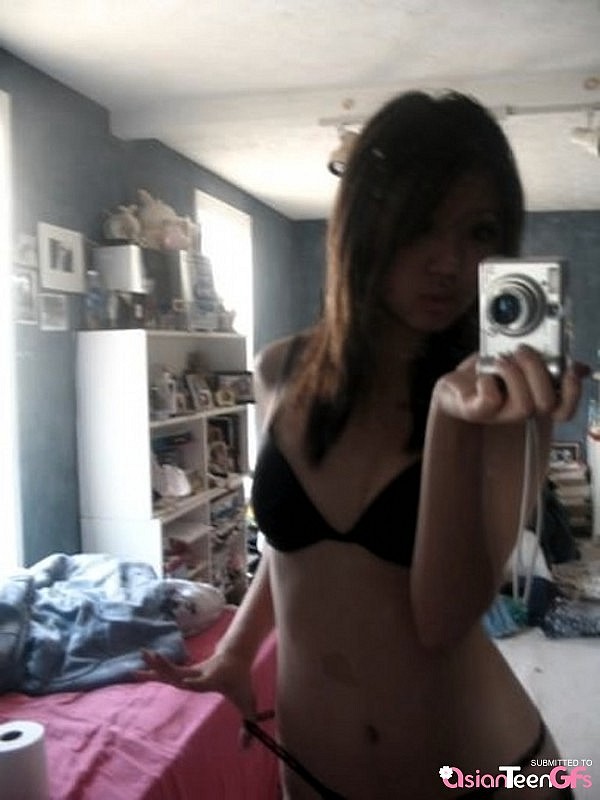 Joven caliente se hace selfies desnuda frente al espejo
 #67242464