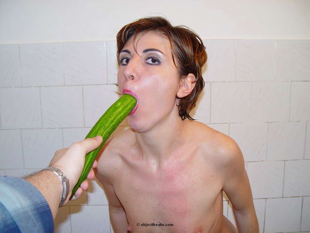 Masturbazione amatoriale con un cetriolo nella doccia
 #73291355
