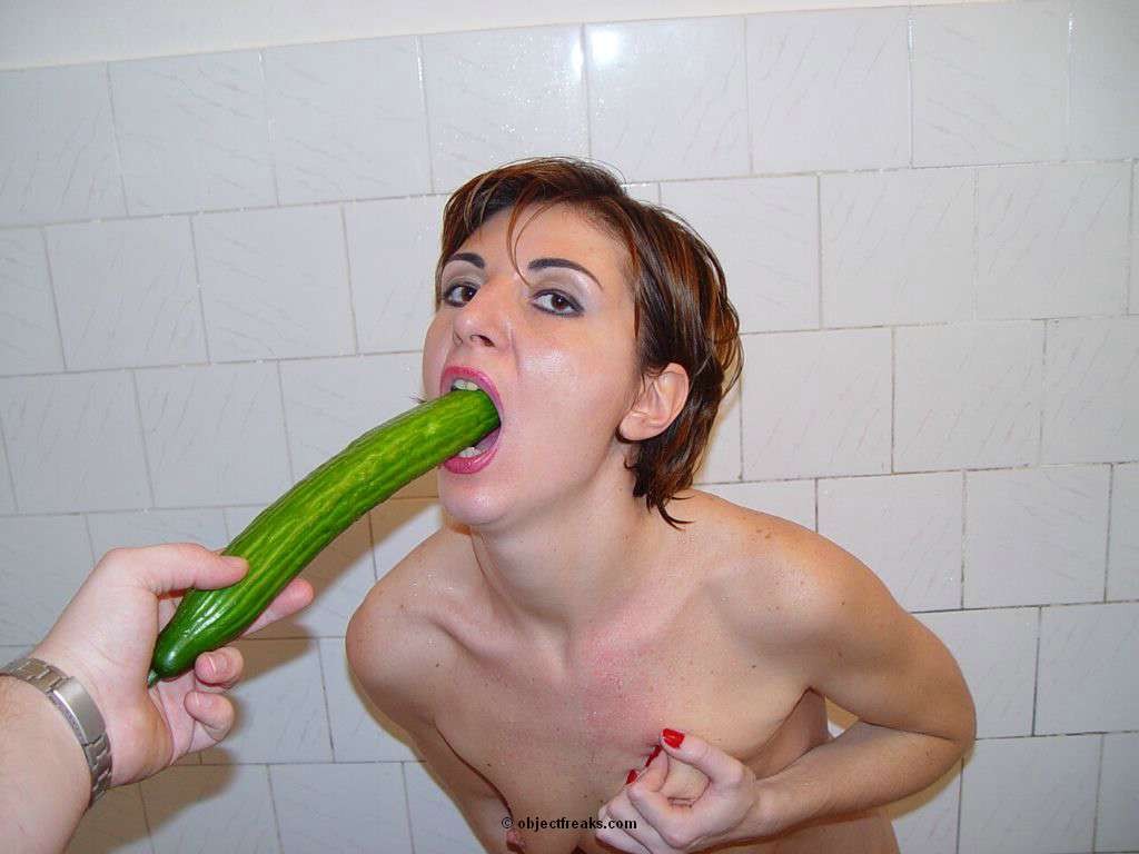 Masturbazione amatoriale con un cetriolo nella doccia
 #73291375