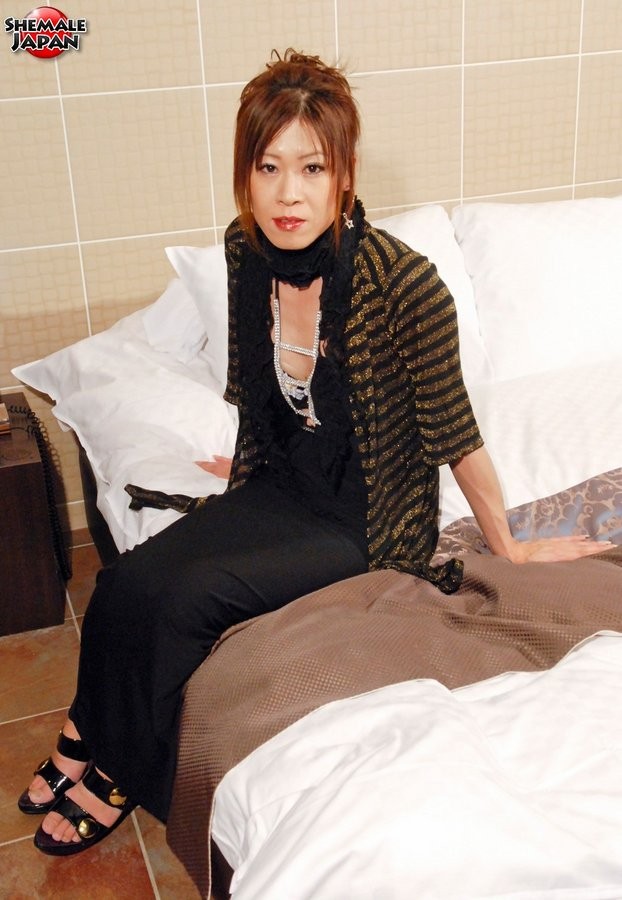 Slutty japanische tgirl bekommt ihren Schwanz steif und cums
 #79253346