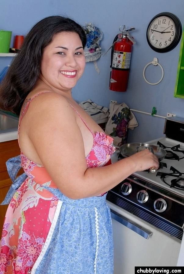 太った主婦のタイユンリーがキッチンで裸になってマンコを広げる
 #71741476