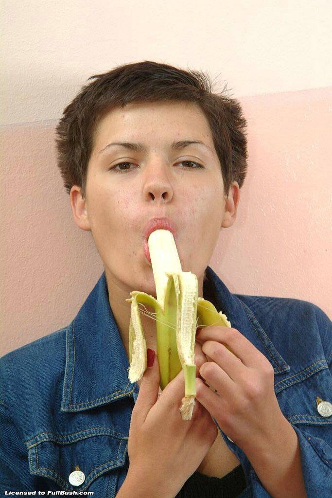 Puta caliente jugando con un gran plátano
 #73281448