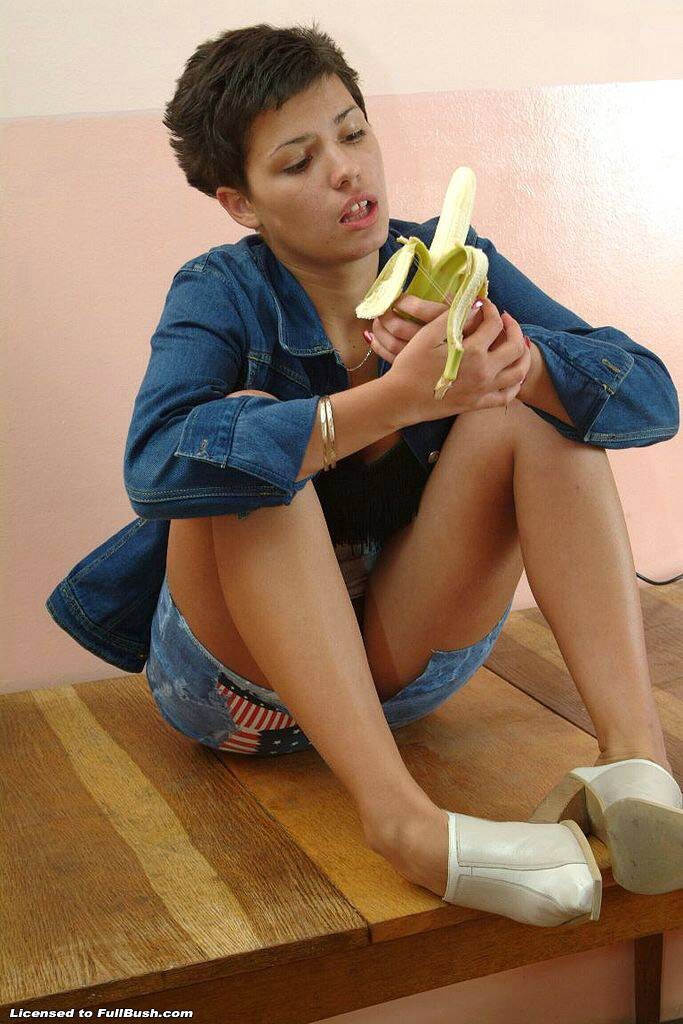 Puta caliente jugando con un gran plátano
 #73281459