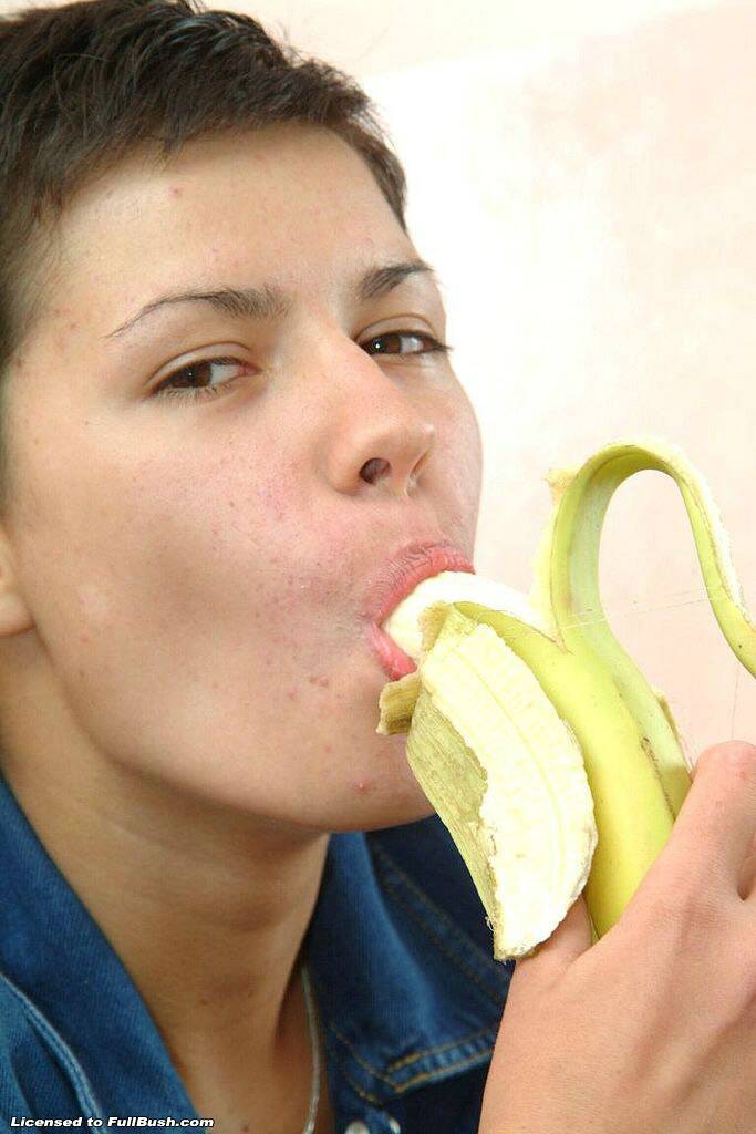 Puta caliente jugando con un gran plátano
 #73281466