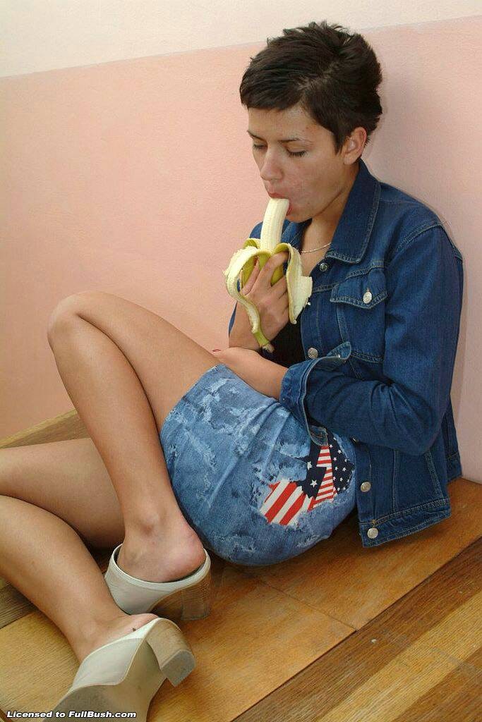 Puta caliente jugando con un gran plátano
 #73281471