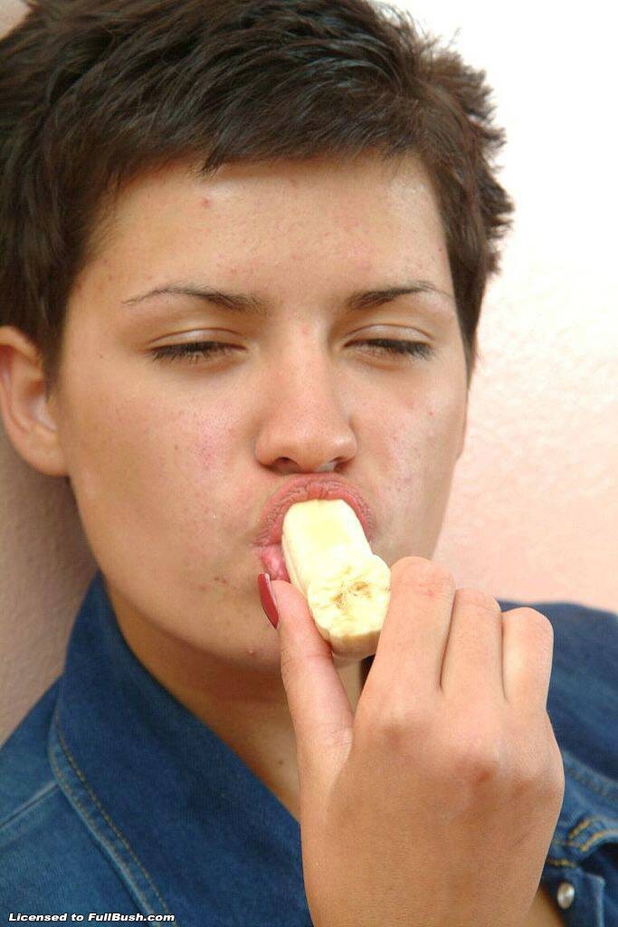 Puta caliente jugando con un gran plátano
 #73281507