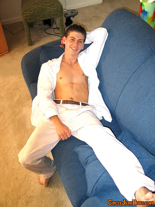 Un heterosexual cachondo masturbándose
 #77005973