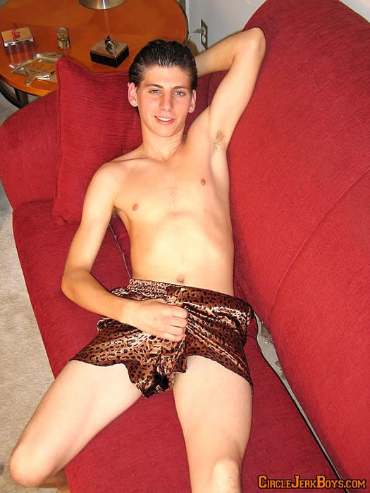 Un heterosexual cachondo masturbándose
 #77006012