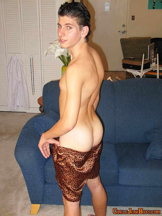 Un heterosexual cachondo masturbándose
 #77006026