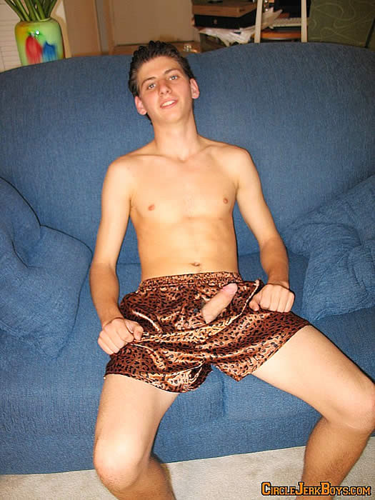 Un heterosexual cachondo masturbándose
 #77006034